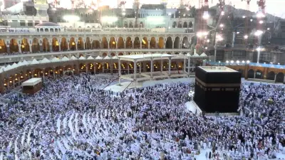 الإفتاء تكشف حكم طواف الإفاضة للحاج المصاب بسلس البول
