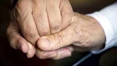 بين الإهمال والتجريم: كيف يواجه القانون المصري ظواهر العنف ضد المسنين؟