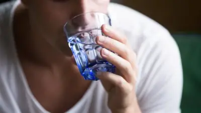 علامات خفية تكشف نقص السوائل في جسمك لا تتجاهلها