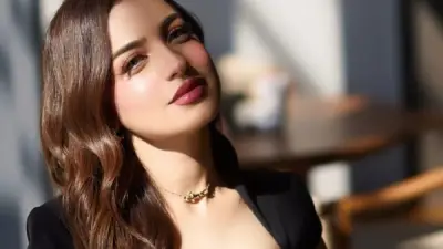 ياسمين عز تخطف الأنظار بفستان أسود جريء في أحدث ظهور