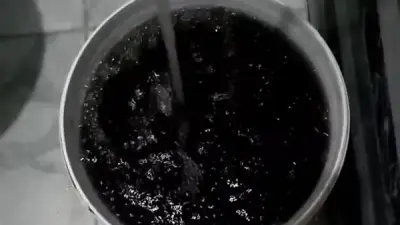 فيديو يثير الفزع في قرية بالبحيرة بسبب مياه سوداء والمسؤولون يتحركون