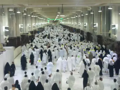 قصة السعي بين الصفا والمروة: رحلة السيدة هاجر التي خلدها الإسلام