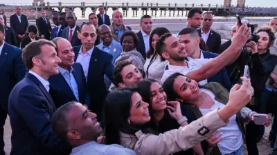 مواطنون يلتقطون صور تذكارية مع السيسي وماكرون على كورنيش الإسكندرية