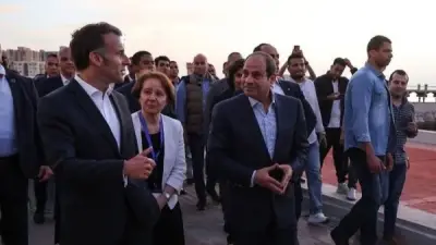 السيسي وماكرون في جولة تفقدية بالإسكندرية وسط حفاوة المواطنين