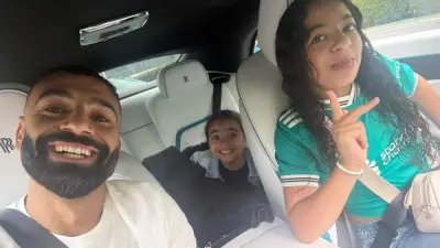 محمد صلاح يشارك جمهوره لحظات عائلية مع ابنتيه مكة وكيان