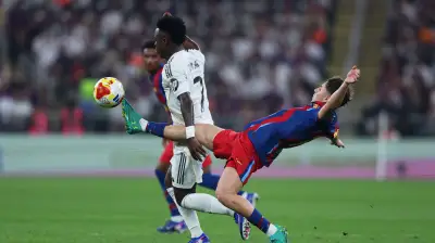 برشلونة وريال مدريد يكرمان والد هانسي فليك في الكلاسيكو