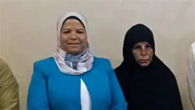 سيدة تحاول تقبيل قدم رئيسة مدينة بني مزار خوفًا من إزالة منزلها المخالف