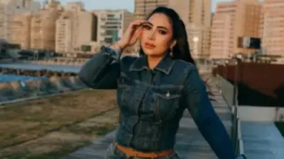 بوسي تتألق بجمبسوت جينز في أحدث جلسة تصوير وتخطف الأنظار