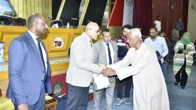 محافظ الأقصر يسلم جوازات سفر حجاج الجمعيات الأهلية في حفل مهيب