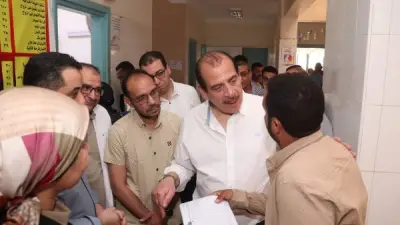 نائب وزير الصحة يشن جولة مفاجئة على مستشفيات قنا ويكافئ المتميزين