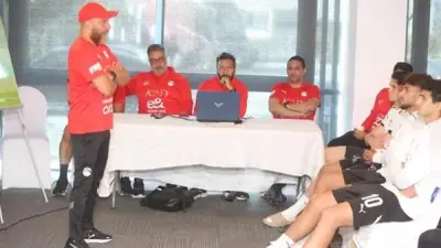 محاضرة فنية للاعبي منتخب الشباب قبل مواجهتي عمان