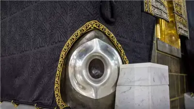 قصة الحجر الأسود من الجنة إلى بكاء النبي وسر مكانته العظيمة