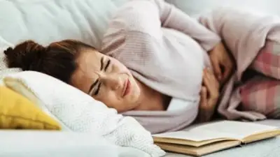 أطباء يكشفون أخطر وجبة على المعدة قبل النوم.. تسبب الحموضة والانتفاخ