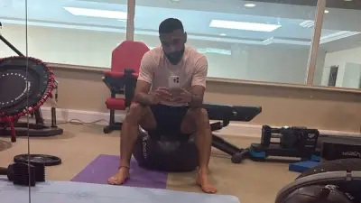 محمد صلاح يشارك جمهوره صورًا من صالة الألعاب الرياضية