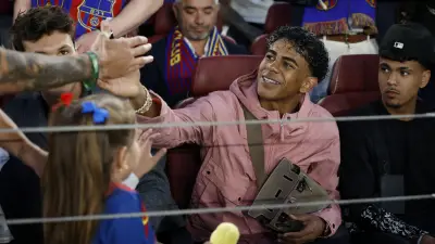 لامين يامال يرفع علم فلسطين في احتفالات برشلونة بالدوري والكأس