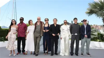 لجنة تحكيم مهرجان كان السينمائي تظهر لأول مرة في جلسة تصوير رسمية