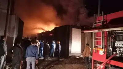 جهود مكثفة للسيطرة على حريق هائل بثلاثة مصانع في القناطر الخيرية