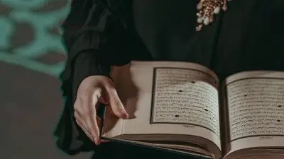 حكم قراءة القرآن أثناء ارتداء الحذاء.. أمين الفتوى يوضح
