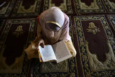 أمين الإفتاء يوضح حكم قراءة القرآن أثناء ارتداء الحذاء