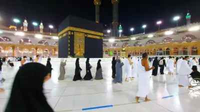 دار الإفتاء توضح حكم دمج طواف الإفاضة والوداع وتأخيره لآخر المكث بمكة