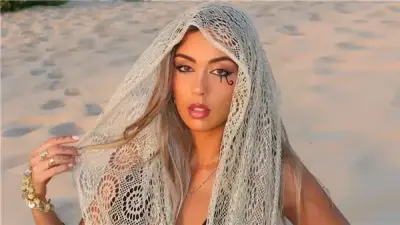 مغنية أسترالية تكشف أصولها المصرية وتغني بالعربية في حفلها