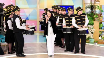 غناء وألعاب وكوميديا في لقاء منى الشاذلي مع أبطال مسرحية «فرايداي» غدًا