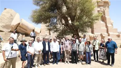 وزير السياحة يلتقي بسائحين ألمان وفرنسيين بالأقصر ويؤكد تنوع المقصد المصري