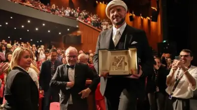جون ترافولتا يبكي بعد حصوله على السعفة الذهبية الفخرية في مهرجان كان
