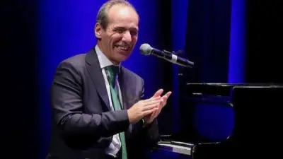 عمرو سليم يخطف الأنظار بحفل موسيقي مميز على مسرح تياترو أركان