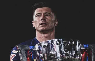 ليفاندوفسكي يعلن رحيله عن برشلونة رسمياً