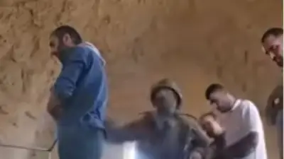 جندي إسرائيلي يقتحم مسجدا في نابلس ويمنع المصلين من إتمام صلاة الجمعة