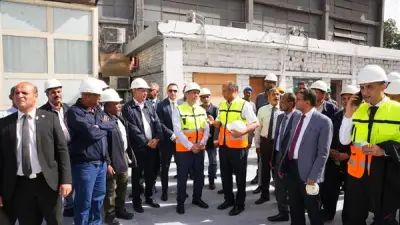 وزير العمل يمنح دعما ماليا ورعاية صحية للعمالة غير المنتظمة في أسوان