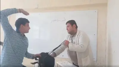 غضب واسع بعد تداول فيديو لطالب يعتدي بالضرب على معلم في مدرسة