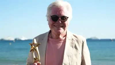 حسين فهمي يتسلم جائزة شخصية العام السينمائية العربية في كان