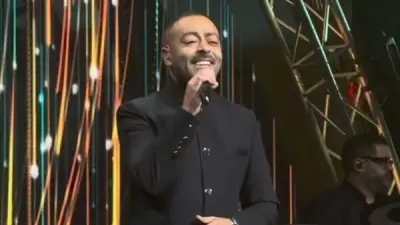 تامر عاشور يشعل حفل أبوظبي بأغانيه وسط تفاعل جماهيري كبير