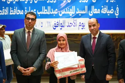 وزير العمل يسلم ماكينات تفصيل وخياطة لخريجي التدريب المهني بالأقصر