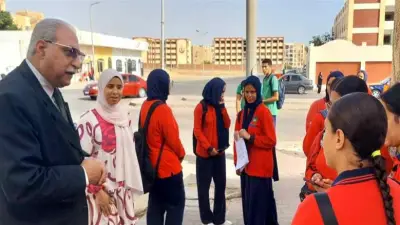 مدير تعليم البحر الأحمر ينتظر الطلاب خارج اللجان للاطمئنان عليهم