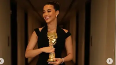 يارا السكري تتألق بفستان أسود كلاسيك وتخطف الأنظار برشاقتها