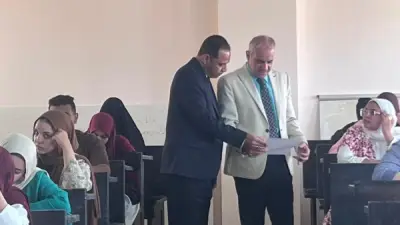 رئيس جامعة أسوان يتفقد امتحانات كلية الآثار ويشيد بالتنظيم