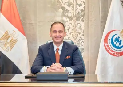 وزير الصحة يهنئ الدكتور محمد الطيب بفوزه بجائزة الطبيب العربي