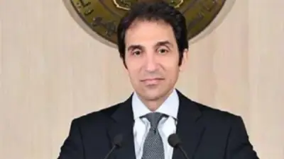 تكريم سفير مصر في إيطاليا لمواطن ونجله بعد واقعة بطولية تعكس شجاعة المصريين