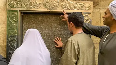 حجر من الكعبة في القاهرة يحمل ذاكرة السماء وأربعة قرون من الصمت