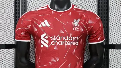 ليفربول يطرح قميصه الجديد المستوحى من حقبة التسعينيات التاريخية
