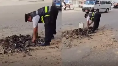 شرطي مرور يزيل الأسفلت المتكسر بنفسه لتيسير حركة المواطنين في الشرقية