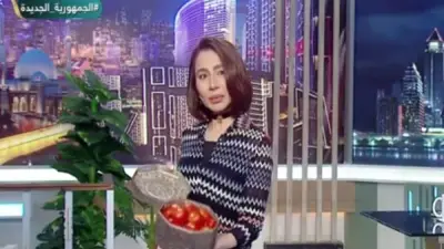 بسمة وهبة تهدي جمهورها طماطم في شكمجية مجوهرات بسبب ارتفاع سعرها