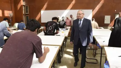 نائب رئيس جامعة عين شمس يتفقد امتحانات كلية الهندسة ويوجه بتوفير الراحة للطلاب