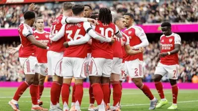 آرسنال يحتفل بلقب الدوري الإنجليزي بعد تعثر مانشستر سيتي