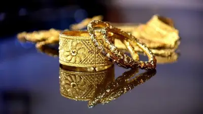 تراجع أسعار الذهب عالمياً بفعل ارتفاع الدولار وعوائد السندات