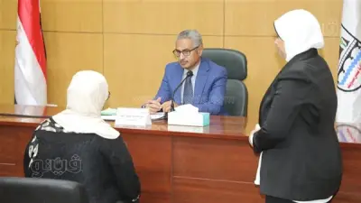 محافظ بني سويف يصرف مساعدات عاجلة لأرملة وسيدة غارمة في لقاء مفتوح