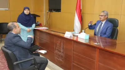 محافظ بني سويف يصرف إعانات عاجلة لغارمة وأرملة ويعالج شكاوى المواطنين